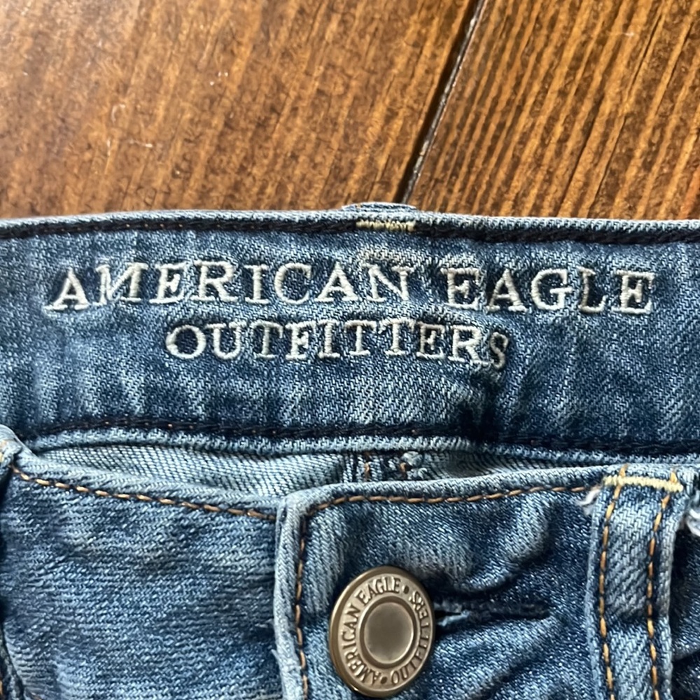 American Eagle Outfitters shorts with 2 front pockets and zipper w/button. - Picture 5 of 8